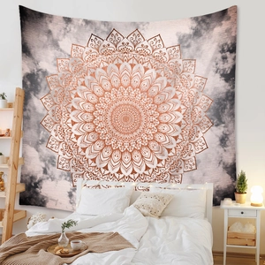 Détail d'une tapisserie mandala bohème orange et violette sur le mur d'une chambre