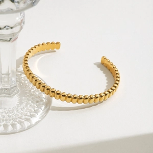 Bracelet jonc ouvert en acier inoxydable plaqué or 18K avec texture rainurée verticale