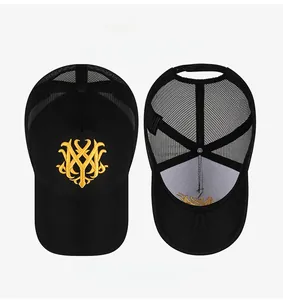 Detail der schwarzen Mesh-Baseballkappe mit goldener Wappenstickerei und Netzrücken