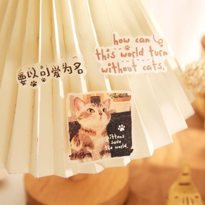 Autocollants de chats mignons avec paillettes décorant un abat-jour plissé élégant