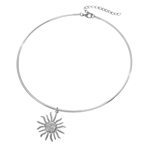 Makro-Detail der silbernen Sonnen-Halskette mit Karabinerverschluss und Choker-Kette