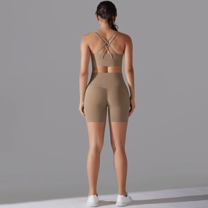 Vista posteriore di pantaloncini da yoga a vita alta senza cuciture e reggiseno sportivo kaki