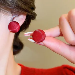 Eleganti orecchini a lobo tondi in velluto rosso con texture vintage per donna