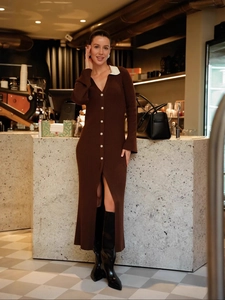 Robe longue en maille marron foncé ajustée avec col polo blanc et boutons en perles