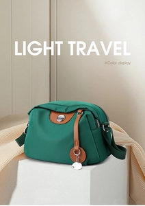 Dettaglio della borsa a tracolla in nylon verde scuro con finiture in pelle marrone e metallo