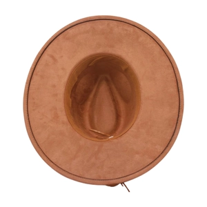 Detail eines braunen Cowboyhuts mit breiter Krempe und verstellbarem Innenband