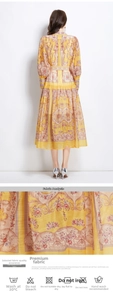 Details eines Vintage-Maxikleids mit Palast-Print, Stofftextur und Waschhinweise