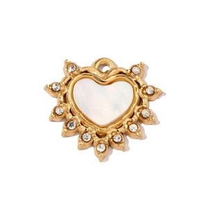 Dettaglio di un ciondolo a cuore in madreperla bianca con cristalli a raggiera oro 14k