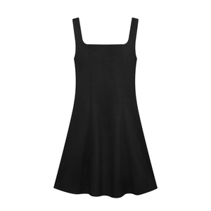 Elegante mini abito nero senza maniche a trapezio con scollo quadrato e orlo a pieghe
