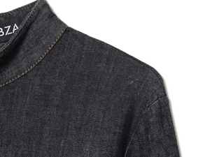 Détail du col en denim foncé avec étiquette BZA et surpiqûres orange contrastées