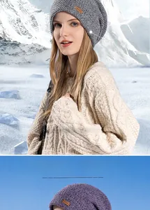 Détail d'un ensemble bonnet et tour de cou en tricot épais avec doublure polaire