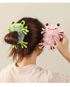 Gros plan de chouchous grenouille en peluche rose et verte montrant la texture douce