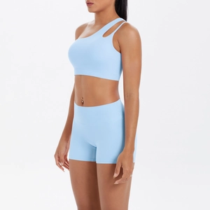 Detail von hellblauem Yoga-Set mit One-Shoulder-BH und hoch taillierten Fitness-Shorts