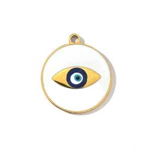 Detailaufnahme eines runden vergoldeten Evil Eye Anhängers mit blau-weißer Emaille-Füllung