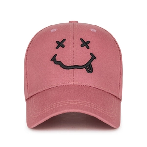 Casquette de baseball rose en coton avec un visage souriant brodé noir et langue pendue
