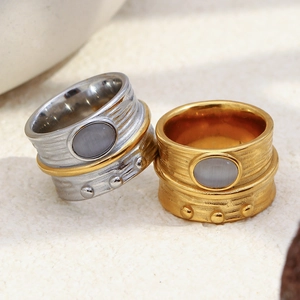 Détail macro d'une bague vintage plaquée or 18K avec œil de chat et texture brossée