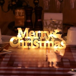 Insegna LED luminosa Merry Christmas con renna su una festosa tovaglia a quadri rossi
