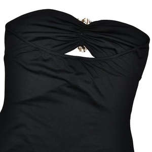 Detalle del vestido negro con hebilla de flor metálica y diseño de nudo plisado sexy