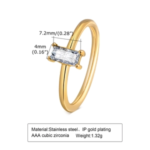 Detailweergave van vergulde roestvrijstalen ring met rechthoekige AAA zirkonia steen