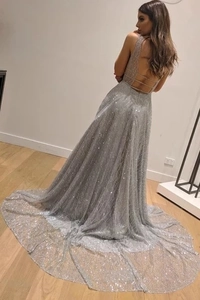 Elegante abito da sera grigio argento con paillettes, schiena scoperta e strascico