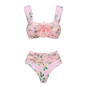 Détail de la fleur 3D et de l'imprimé floral vintage sur cet ensemble bikini rose