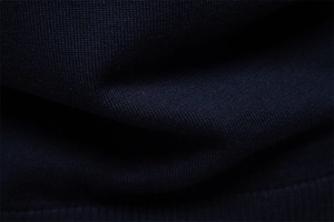 Macro di tessuto a maglia blu scuro che mostra la trama fine e la morbidezza