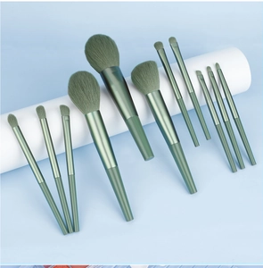 Détail de 11 pinceaux de maquillage vert Morandi avec poils fins et manches métalliques