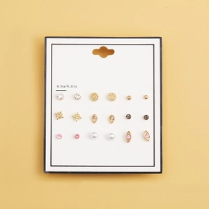 Détail macro d'un lot de 9 paires de boucles d'oreilles avec étiquette de taille