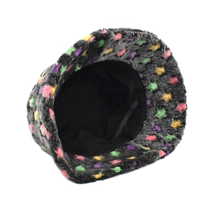 Détail d'un chapeau bob en peluche avec motifs d'étoiles et sangle intérieure réglable