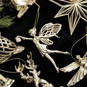 Pendenti natalizi dorati con renne e fate su sfondo nero dal design elegante