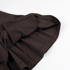 Makroansicht des Faltenbeutels mit Doppelnaht am dunkelbraunen ärmellosen Kleid
