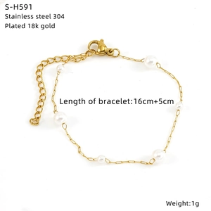 Detail of adjustable 18k gold plated stainless steel chain with white pearls and lobster clasp