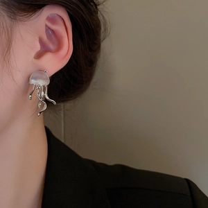 Orecchini a medusa creativi in argento 925 con finitura bianca traslucida per donna