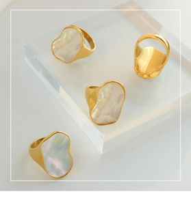 Vista dettagliata di anelli irregolari placcati oro 18K con inserti in madreperla bianca