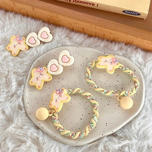 Süßes Cartoon-Haarschmuck-Set mit Stern- und Herzanhängern in einer Keramikschale