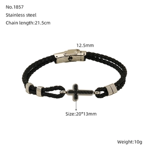 Détail d'un bracelet en cuir tressé noir avec croix en acier inoxydable et fermoir argent