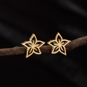 Boucles d'oreilles fleurs dorées minimalistes en forme de fleur de prunier ajourée