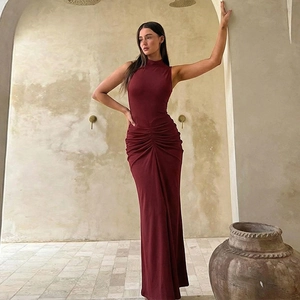 Detailansicht der eleganten Taillenraffung an einem weinroten ärmellosen Maxikleid