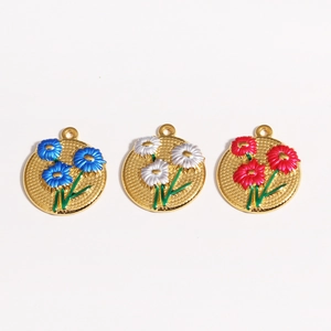 Detailaufnahme von runden Vintage-Anhängern mit 3D-Emaille-Blumen und Wabenmuster