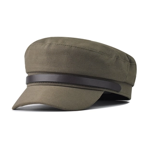 Gros plan sur la casquette gavroche vert olive avec tissu texturé et sangle marron