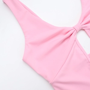 Vue détaillée du nœud torsadé rose élégant sur une robe moulante de haute qualité