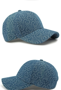 Vues détaillées d'une casquette en denim bleu avec motif jacquard de cœurs pour femmes