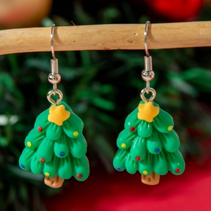 Boucles d'oreilles sapin de Noël en résine verte avec points colorés et étoiles jaunes