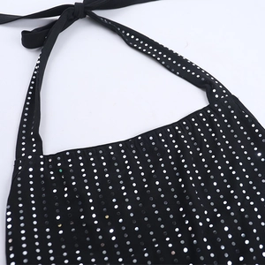 Détail du col licou noir et du tissu à paillettes argentées avec un effet de pois scintillants