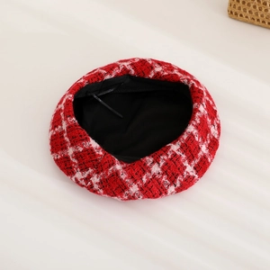 Détail d'un béret en tweed à carreaux rouges et blancs avec doublure et cordon ajustable