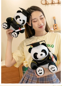 Gros plan détaillé d'un mannequin tenant une peluche panda en tenue de remise de diplôme.
