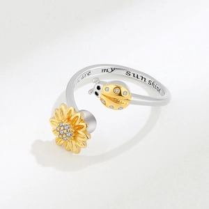 Anello girevole in argento S925 con coccinella e girasole e incisione You are my sunshine