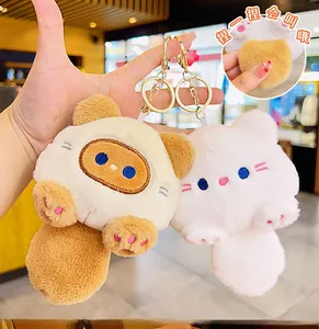 Dettaglio di portachiavi a forma di gatto in peluche con funzione sonora integrata