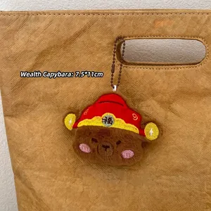 Plüsch Capybara Schlüsselanhänger mit Glücksgott-Hut für Rucksack-Dekoration
