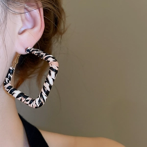 Gros plan de créoles carrées avec motif léopard et style vintage pour femmes